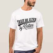 ハイキングアドベンチャー名言 山のタイポグラフィ Tシャツ (正面)