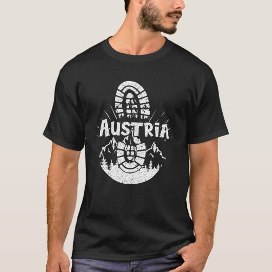 ハイキングインオーストリアバケーションハイカー Tシャツ (正面)