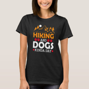 ハイキングドッグハイカーペットアドベンチャーマウンテンレイクカム Tシャツ