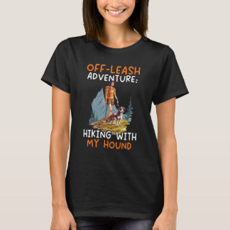 ハイキングドッグハイカー犬のオーナーマウンテン登山子犬 Tシャツ