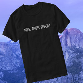 ハイキングドッグ、においを嗅いでリピート Tシャツ