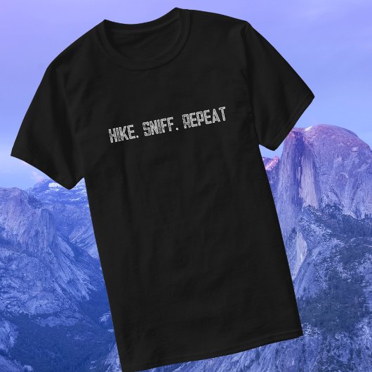ハイキングドッグ、においを嗅いでリピート Tシャツ