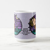 ハイキングパーソナライズされたキャンパーガール コーヒーマグカップ (中央)