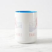 ハイキングブルーとレッドの二色コーヒーマグを飲む ツートーンマグカップ (中央)