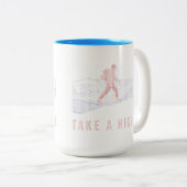 ハイキングブルーとレッドの二色コーヒーマグを飲む ツートーンマグカップ (正面右)