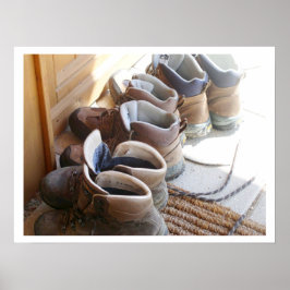 ハイキングブーツが車室ドアの外に並ぶ ポスター