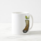 ハイキングブーツの上のロックウォーレンのタケ コーヒーマグカップ (正面右)