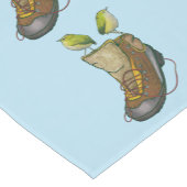 ハイキングブーツの上のロックウォーレンのタケ ショートテーブルランナー (コーナー)