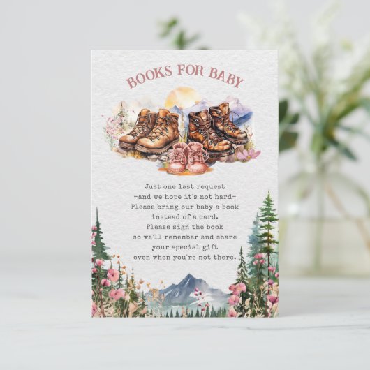 ハイキングブーツピンクの女の子の赤ちゃんシャワー予約リクエスト エンクロージャーカード (スタンド正面)