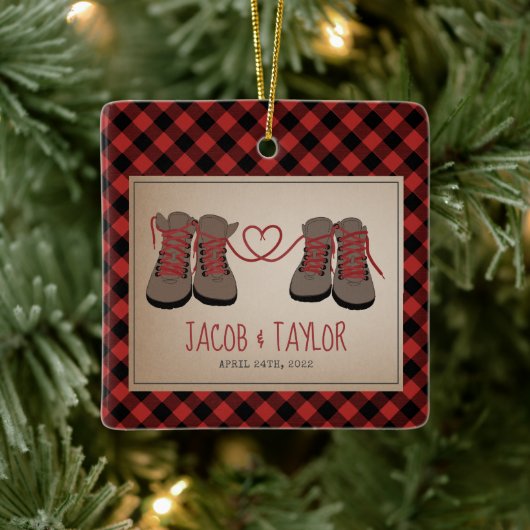 ハイキングブーツ初めてのクリスマス結婚した婚約した セラミックオーナメント (ツリー)