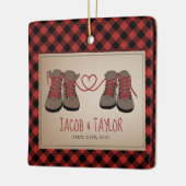 ハイキングブーツ初めてのクリスマス結婚した婚約した セラミックオーナメント (左)