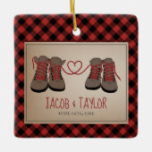 ハイキングブーツ初めてのクリスマス結婚した婚約した セラミックオーナメント (正面)
