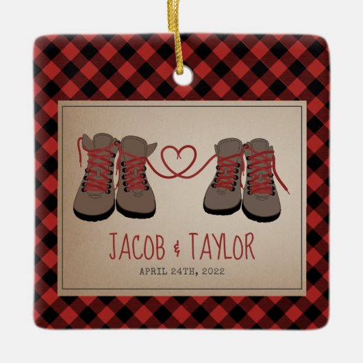 ハイキングブーツ初めてのクリスマス結婚した婚約した セラミックオーナメント (正面)