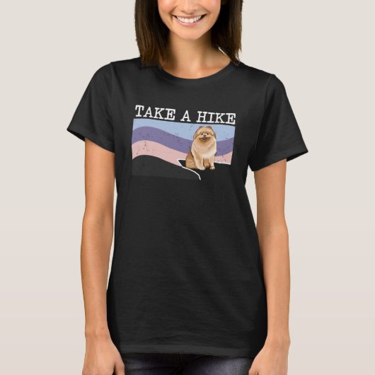 ハイキングポメラニア犬でハイキングする Tシャツ (正面)