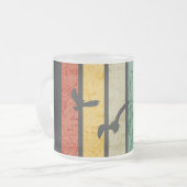 ハイキングモード自然アウトドアマウンテンキャンピングおもしろい フロストグラスマグカップ (正面左)