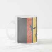 ハイキングモード自然アウトドアマウンテンキャンピングおもしろい フロストグラスマグカップ (左)