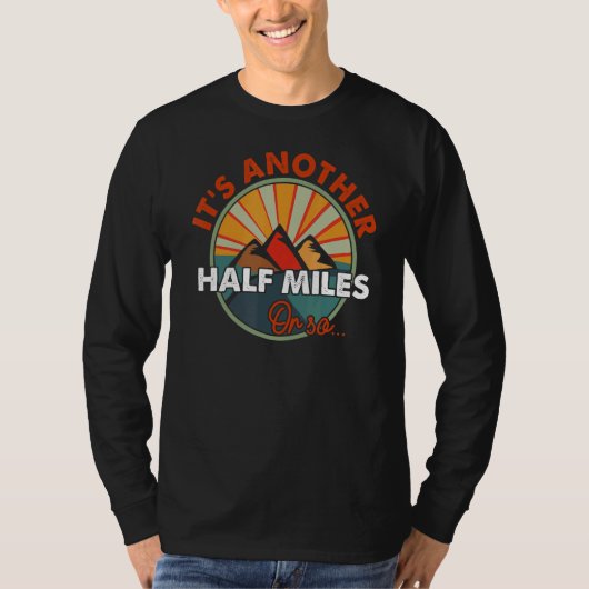 ハイキング別の半マイルかそこら1 Tシャツ (正面)