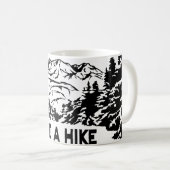 ハイキング引用文モノクロ山景色を撮る コーヒーマグカップ (正面右)