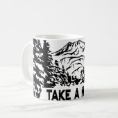 ハイキング引用文モノクロ山景色を撮る コーヒーマグカップ (正面左)