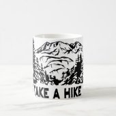 ハイキング引用文モノクロ山景色を撮る コーヒーマグカップ (中央)