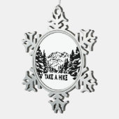 ハイキング引用文モノクロ山景色を撮る スノーフレークピューターオーナメント (右)