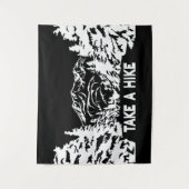 ハイキング引用文モノクロ山景色を撮る タペストリー (正面)