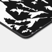 ハイキング引用文モノクロ山景色を撮る デスクマット (コーナー)