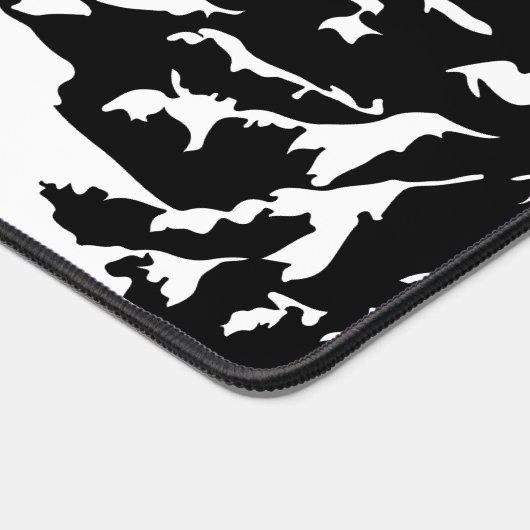 ハイキング引用文モノクロ山景色を撮る デスクマット (コーナー)