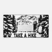 ハイキング引用文モノクロ山景色を撮る デスクマット (キーボード&マウス)