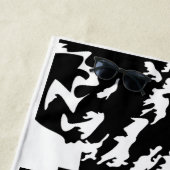 ハイキング引用文モノクロ山景色を撮る ビーチタオル (インサイチュ)