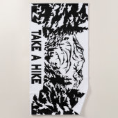 ハイキング引用文モノクロ山景色を撮る ビーチタオル (正面)