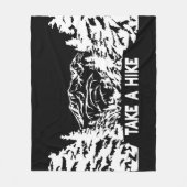 ハイキング引用文モノクロ山景色を撮る フリースブランケット (正面)