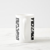 ハイキング引用文モノクロ山景色を撮る ボーンチャイナマグカップ (裏面)