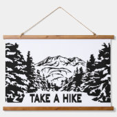 ハイキング引用文モノクロ山景色を撮る 吊り下げ型タペストリー (正面)