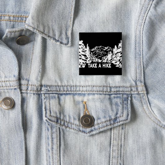 ハイキング引用文モノクロ山景色を撮る 缶バッジ (インサイチュ)