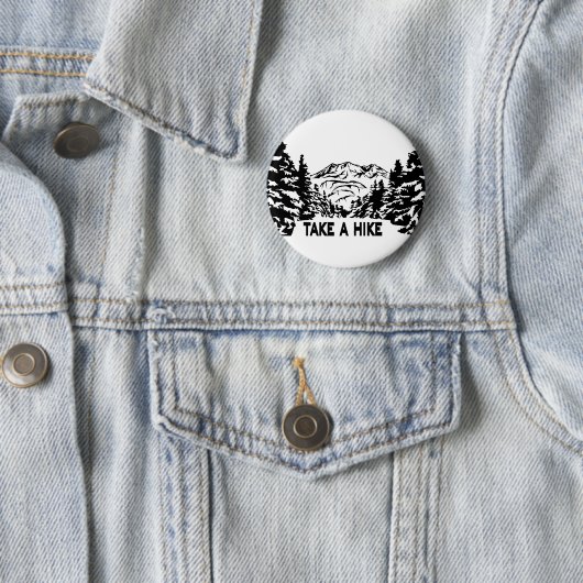 ハイキング引用文モノクロ山景色を撮る 缶バッジ (インサイチュ)