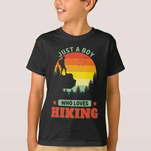 ハイキング・アウトドア・ハイカーが大好きな少年 Tシャツ (正面)