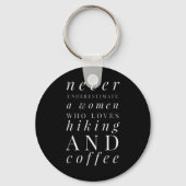 ハイキング&コーを愛する女性を決して過小評価しない キーホルダー (正面)