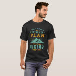 ハイクおもしろいハイク退職計画ハイキングマウンテン Tシャツ<br><div class="desc">Yes私には退職計画がある。私はハイキングに行く予定だ。ハイクおもしろいキング、キャンプ、アウトドア、レクリエーション活動、自然、ロッキー山の登山と野生の冒険を愛する人のためのデザイン。ヴィンテージやレトロな商品でアウトドアの退職者用。同僚、同僚、退職したボス、オフィスマネージャー、小売業者、経営者、ナース、先生、医師、エンジニアに最適。素晴らし母、パパ、おじいちゃん、おばあちゃん、伯母、夫、妻や友人のためのクリスマスプレゼント。背景色はカスタマイズ好みの色にできる。</div>