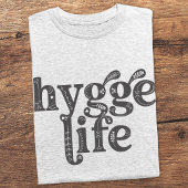 ハイゲライフデンマークノルディックタイポグラフィコージービベス Tシャツ