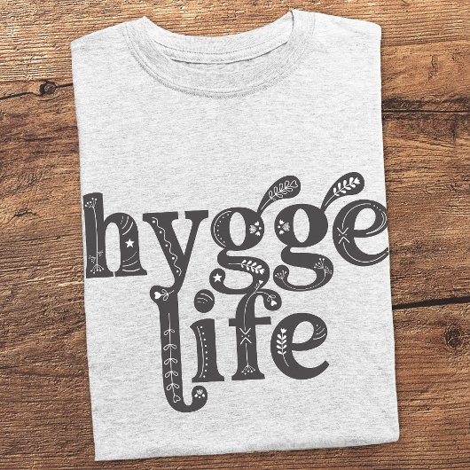 ハイゲライフデンマークノルディックタイポグラフィコージービベス Tシャツ