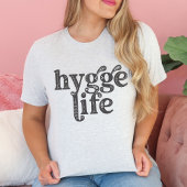 ハイゲライフデンマークノルディックタイポグラフィコージービベス Tシャツ