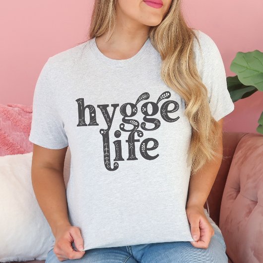 ハイゲライフデンマークノルディックタイポグラフィコージービベス Tシャツ