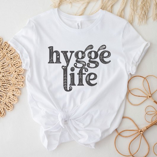 ハイゲライフデンマークノルディックタイポグラフィコージービベス Tシャツ