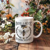 ハイスクール卒業Bee-lieve in Your Journey コーヒーマグカップ