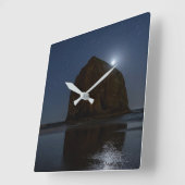 ハイスタックの上の空 |オレゴン、キャノンビーチ スクエア壁時計 (傾斜)