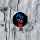 ハイチの旗が付いている上げられたくいしばられた握りこぶし 缶バッジ (インサイチュ)