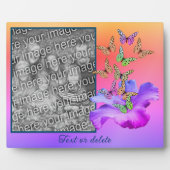 ハイビスカスと蝶があなたの写真を追加パーソナライズされた フォトプラーク (正面)