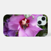 ハイビスカスの花の上のマルハナバチ iPhone 15ケース (裏面横)