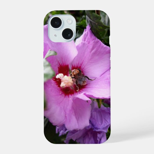 ハイビスカスの花の上のマルハナバチ iPhone 15ケース (裏面)